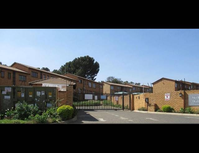 2 BEDROOM TOWNHOUSE FOR SALE IN MEREDALE